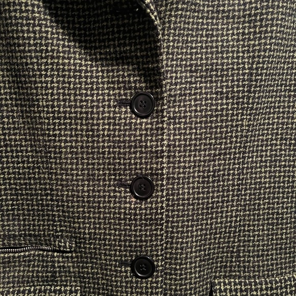 Alanni Blazer in a deep green. Size 8. Pockets with one zipper in front. - Picture 6 of 6